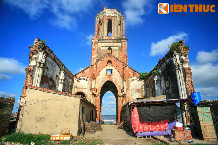 Trong cơn bão số 7 năm 2005, nhà thờ Trái Tim đã bị phá hủy nặng nề và trở thành phế tích. Giờ đây, những gì còn lại của nhà thờ này chỉ là một tháp chuông cùng các vách tưởng không còn nguyên vẹn.