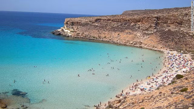2. Bãi biển Rabbit ở Lampedusa, Italia là bãi biển hàng đầu của vùng Địa Trung Hải với bãi cát trắng mịn, nước trong xanh, nhũng vách núi đá kỳ vĩ và nhiệt độ ấm áp dễ chịu.