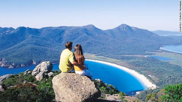 7. Vịnh Wineglass ở đảo Tasmania của Australia làm sững sờ bất cứ du khách nào đặt chân đến đây bởi cảnh thiên nhiên đẹp mê hồn.