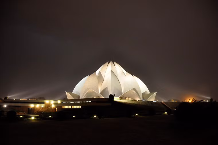 Khoảng 800 kỹ sư, kỹ thuật viên, nghệ nhân và công nhân đã giúp sức thực hiện công trình xây dựng phức tạp nhất thế giới này.