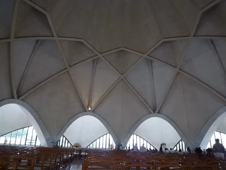 Bên trong ngôi đền không có các tượng thần mà chỉ có bản sao các bộ kinh thánh và những băng ghế dài bằng gỗ, với sức chứa 2.500 người.