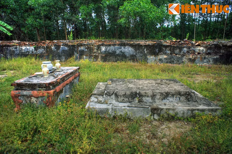 Mộ phần có 2 tầng: Tầng 1 rộng 170cm, dài 214cm, cao 27cm; tầng 2 rộng 187cm, dài 310cm, cao 23cm.