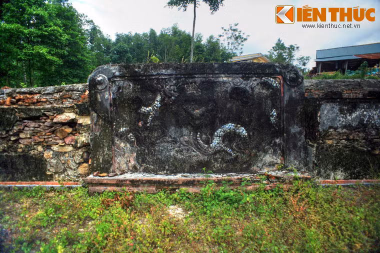 Bình phong phía sau mộ có hình rồng khảm sứ, nay chỉ còn dấu vết mờ nhạt.