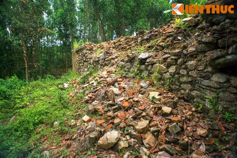 Nhiều đoạn tường thành của lăng mộ đã bị sạt lở nặng nề.