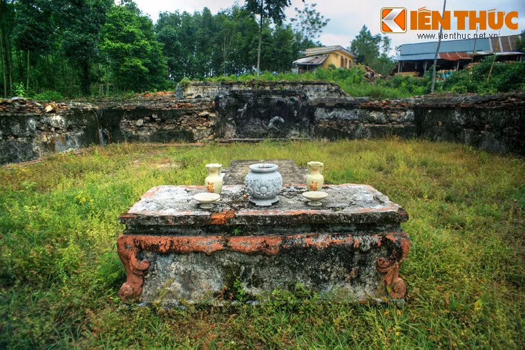 Hương án trước mộ có quy cách tương tự như hương án ở lăng Trường Cơ.