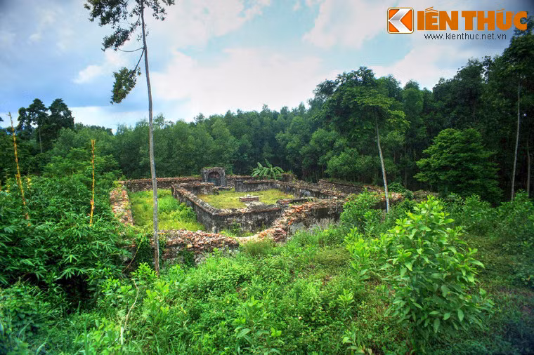 Toàn cảnh lăng Trường Diễn nhìn từ triền đồi sau lăng.