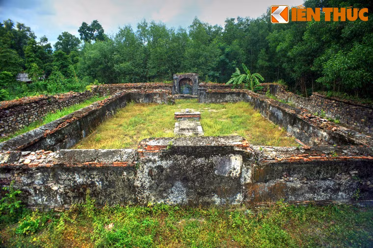 Lăng xoay mặt về hướng Bắc, có cấu trúc tương tự như lăng Trường Cơ và Trường Diễn. Vòng thành ngoài lăng có chu vi 124,5m, cao 2,5m. Vòng trong có chu vi 68,3m, cao 2m.