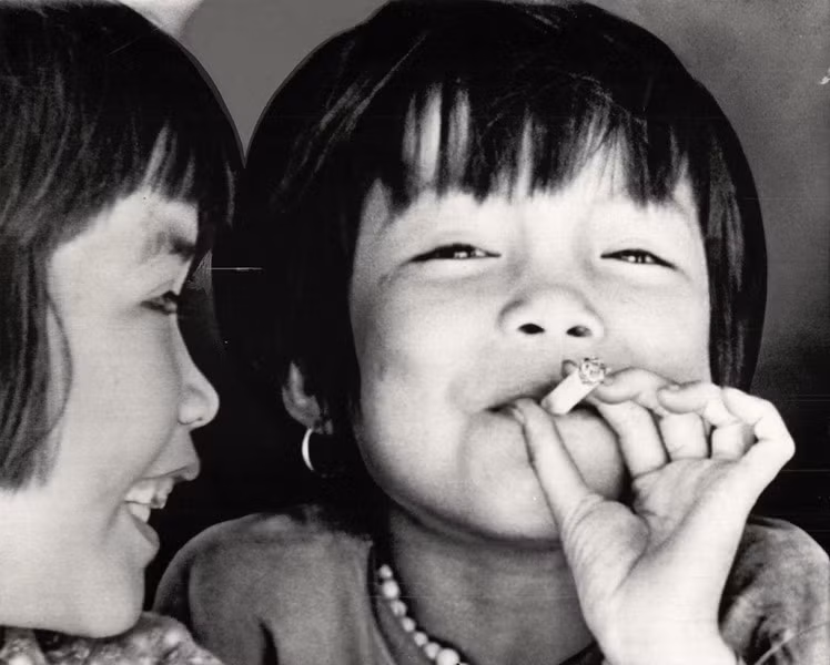 Hình ảnh trẻ em, thậm chí là bé gái, hút thuốc là không phải hiếm gặp ở những nơi lính Mỹ đóng quân. Hình ảnh chụp ngày 18/5/1969.