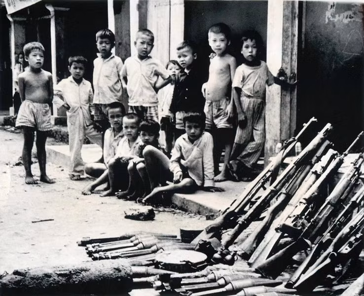 Những đứa trẻ ở Bình Dương chụp ảnh trước đống vũ khí ngày 13/10/1968. Chính quyền Sài Gòn ước tính trên 6.000 người ở địa phương ủng hộ cho quân đội Giải phóng.