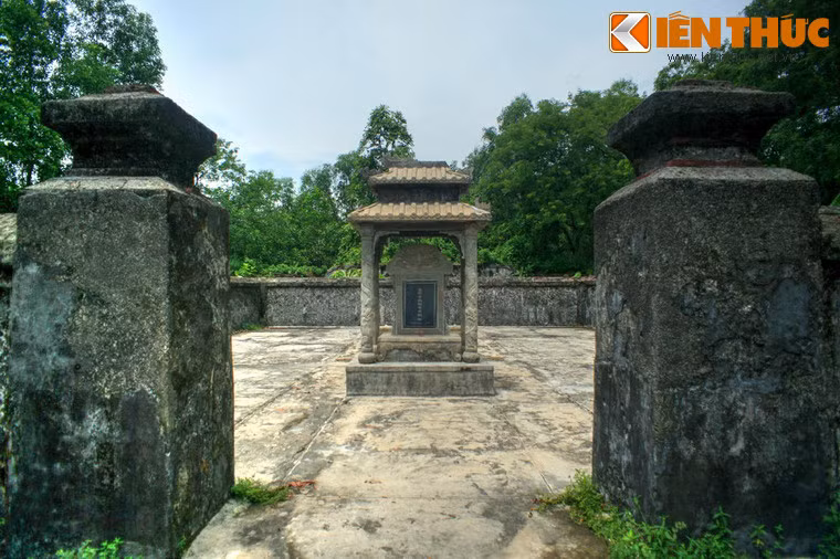 Trong đợt trùng tu năm 1996, lăng Trường Hưng được dựng thêm bia mộ bằng đá, khiến lăng trở thành lăng vị chúa Nguyễn duy nhất có văn bia.