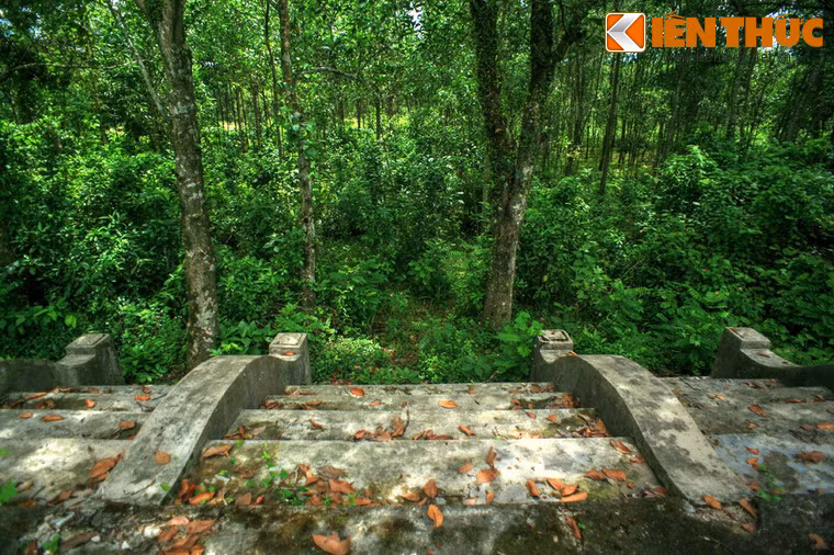 Phía trước lăng còn có hệ thống bậc cấp đi lên sân gồm 7 bậc. Các bậc này đều đã được trùng tu lại.