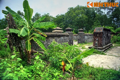 Vòng thành ngoài lăng có chu vi 210m, cao 2,57m. Vòng thành trong chu vi 53m,cao 2m.