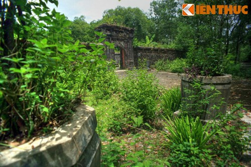 Phía trước cổng lăng có một khoảng sân nhỏ, trên sân có xây 10 chiếc chậu để trồng hoa và cây cảnh (xưa chỉ có 9 chiếc nên dân gian còn gọi lăng Trường Hưng là lăng Chín Chậu).