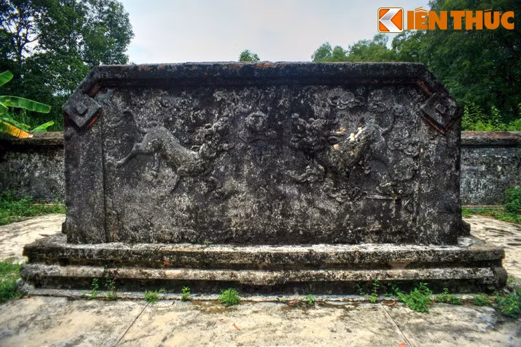 Tấm phù điêu sau cổng chính của lăng còn khá nguyên vẹn, mặt trước đắp hình đôi lân, mặt sau có hình rồng.