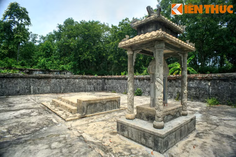 Bia đặt phía trước mộ phần. Mặt trước bia đề dòng chữ Hán: “Thái Tông Hiếu Triết Trường Hưng Lăng”. Mặt khắc tiểu sử và công trạng của chúa Nguyễn Phúc Tần bằng tiếng Việt.