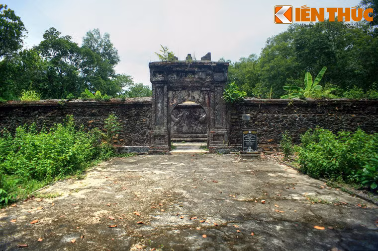 Về tổng thể, lăng có cấu trúc tương tự các lăng mộ chúa Nguyễn đã đề cập đến, với hai vòng thành bao quanh mộ.