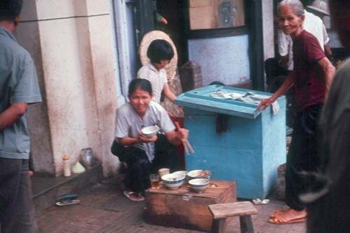 Bữa trưa đạm bạc trên vỉa hè Sài Gòn.