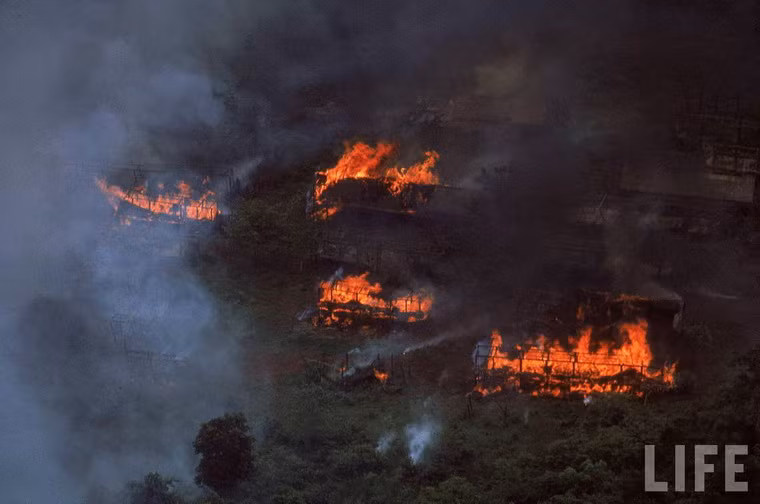 Hàng chục ngôi nhà ở đây đã bị cháy trơ khung.