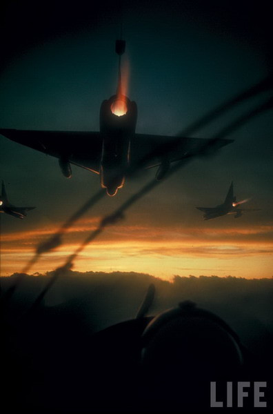 Tiêm kích đánh chặn F-102 của Mỹ thực hiện nhiệm vụ tuần tra vào lúc rạng sáng.