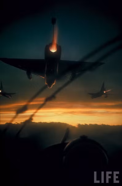 Tiêm kích đánh chặn F-102 của Mỹ thực hiện nhiệm vụ tuần tra vào lúc rạng sáng.