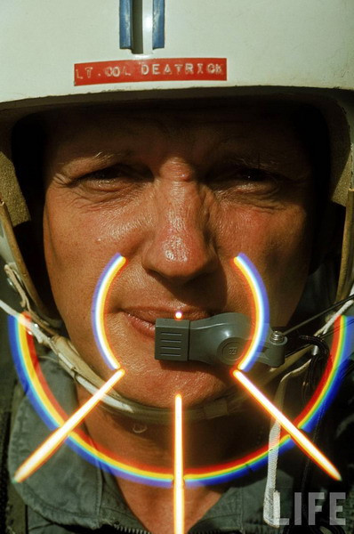 Trung tá không quân Mỹ Eugene Deatrick nhìn qua các vạch màu của kính ngắm trước khi khai hỏa vào các vị trí của quân Giải phóng gần biên giới Campuchia.