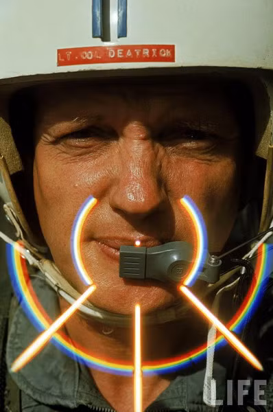 Trung tá không quân Mỹ Eugene Deatrick nhìn qua các vạch màu của kính ngắm trước khi khai hỏa vào các vị trí của quân Giải phóng gần biên giới Campuchia.