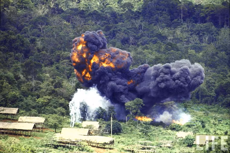 Những túp lều tranh bị nhấn chìm trong lửa khói của bom napalm tại vùng lãnh thổ do quân Giải phóng kiểm soát năm 1966. Ảnh: Larry Burrows.