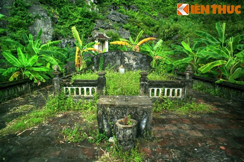 Trước mộ có một hương án và lư hương.