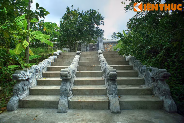 Lăng mộ của chúa Nguyễn Phúc Thái (tức Anh Tôn Hiếu Nghĩa Hoàng Đế, 1650-1691), vị chúa Nguyễn thứ 5 được gọi là lăng Trường Mậu, tọa lạc tại núi Kim Ngọc, huyện Hương Trà, nay thuộc thôn Kim Ngọc, xã Hương Thọ, thị xã Hương Trà, tỉnh Thừa Thiên - Huế.