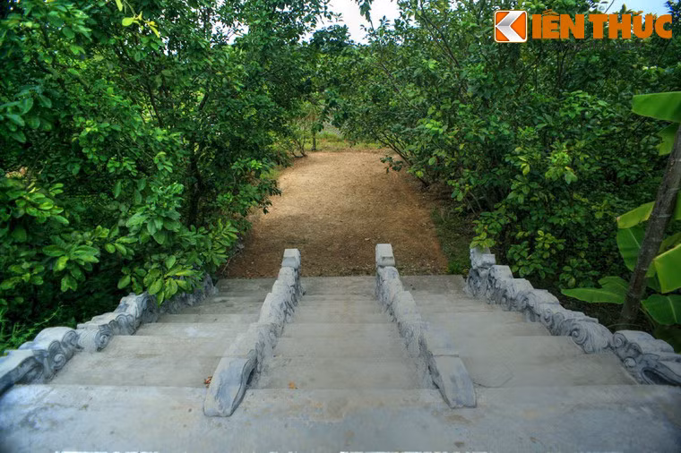 Lăng nằm trên một quả đồi thấp, có các bậc cấp dẫn lên. Trước mặt lăng có một hồ nước nhỏ.