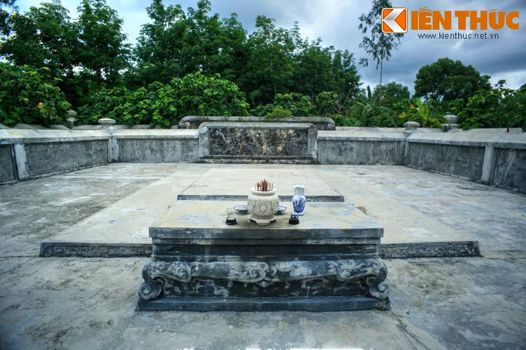 Mộ phẳng, thấp, chia làm 2 tầng hình chữ nhật. Phía trước mộ có xây hương án.