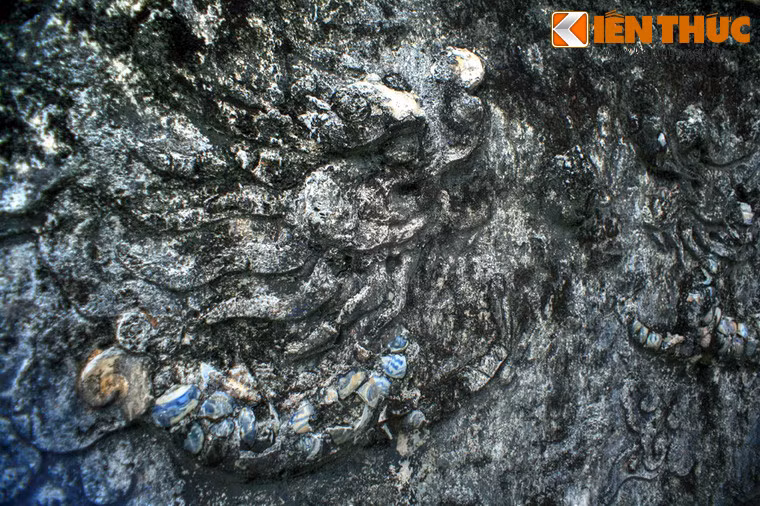 Hình kỳ lân ở bình phong sau cổng vào.