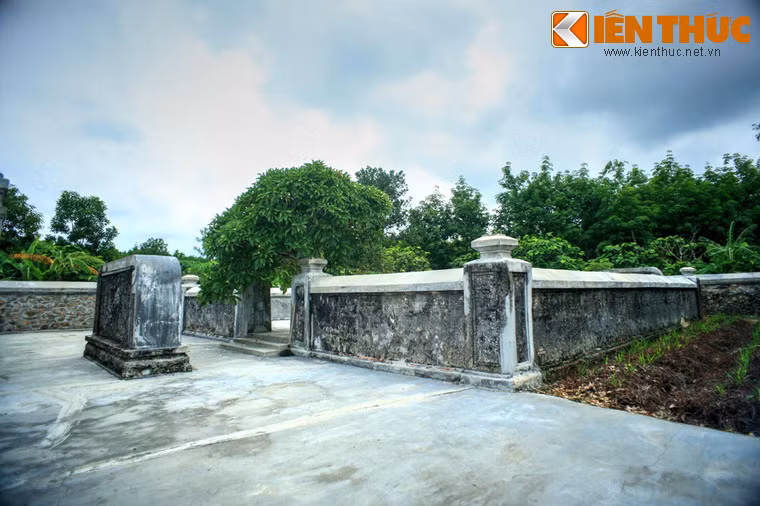 Vòng thành ngoài có chu vi 121,7m, cao 2,5m. Vòng thành trong có chu vi 67m, cao 2m.