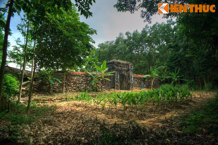 Lăng mộ của chúa Nguyễn Phúc Thuần (tức Duệ Tôn Hiếu Định Hoàng Đế, 1754-1777), vị chúa Nguyễn thứ 9 được gọi là lăng Trường Thiệu, tọa lạc tại núi La Khê, huyện Hương Trà, nay là làng La Khê, xã Hương Thọ, thị xã Hương Trà, tỉnh Thừa Thiên - Huế.