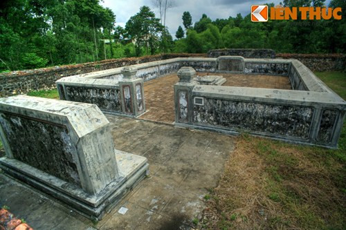 Giữa hai cổng của hai lớp tường thành xây một bình phong, mặt trước bình phong trang trí long mã ghép sành sứ (nay không còn dấu tích). Mặt sau tường thành cũng có bình phong trang trí rồng.