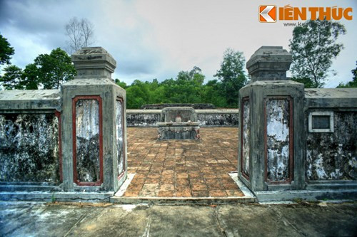 Ban đầu, lăng mộ chúa Nguyễn Hoàng được lập ở núi Thạch Hàn, huyện Vũ Xương, tỉnh Quảng Trị, về sau mới dời đến vị trí hiện tại.