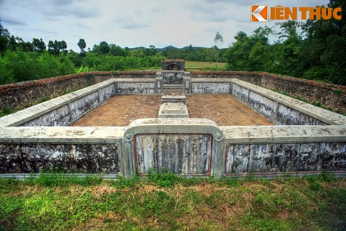 Vòng thành trong xây hoàn toàn bằng gạch vồ, chu vi 70m, cao 2m, mặt Bắc có hai trụ cổng dẫn vào mộ.