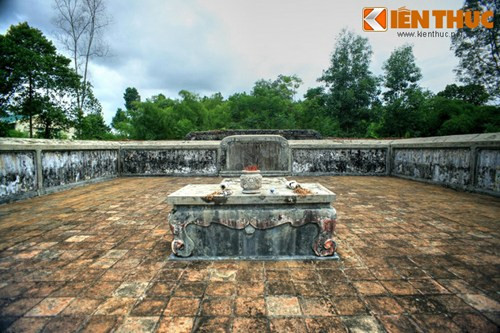 Trước mộ xây một hương án chân quỳ, cao 90cm, rộng 110cm, dài 214cm.