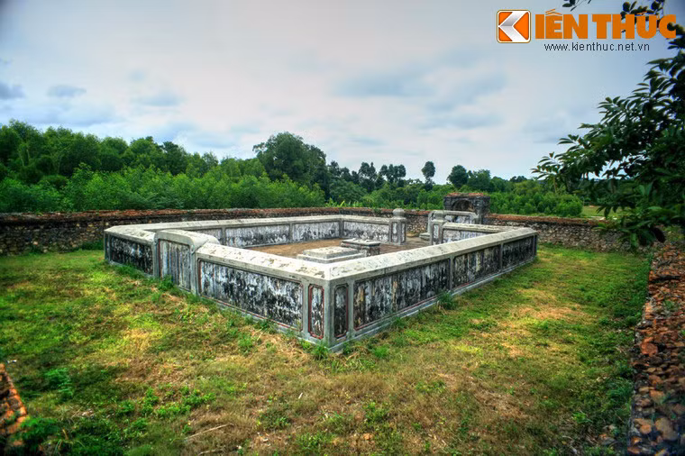 Trong lịch sử Việt Nam, chúa Nguyễn Hoàng là người tiên phong trong việc mở rộng bờ cõi đất nước xuống phía Nam, mở đầu cho việc hùng cứ phương nam của 9 chúa Nguyễn, tạo tiền đề cho việc thành lập vương triều nhà Nguyễn.