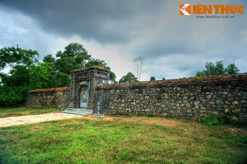 Lăng có hai vòng thành hình chữ nhật bao bọc. Vòng ngoài xây bằng đá bazan với phần mũ tường xây bằng gạch vồ, có chu vi 156,5m, cao 2,6m. Cổng chính của lăng được trổ ở mặt thành hướng chính Bắc.