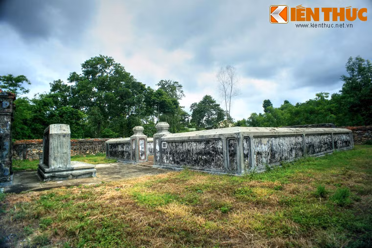 Trong thời gian quân đội Tây Sơn kiểm soát thành Phú Xuân (Huế), lăng mộ chúa Nguyễn Hoàng cùng lăng mộ các chúa Nguyễn khác đã bị hủy hoại. Đền đầu triều Nguyễn lăng mộ mới được xây dựng lại. Gần đây lăng đã được trùng tu và có hiện trạng như ngày nay.