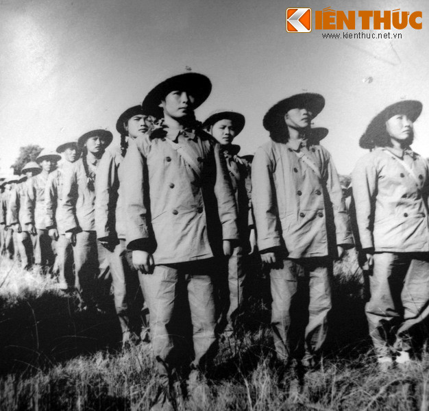  Các nữ chiến sĩ Việt Minh tiếp quản sân vận động Cột Cờ ở Hà Nội n gày giải phóng thủ đô 10/10/1954. Hình ảnh do Kiến Thức chụp lại tại triển lãm “Hà Nội – Ký ức tháng Mười”, tổ chức tại bảo tàng Hà Nội từ 4/10 đến hết tháng 12/2014. 