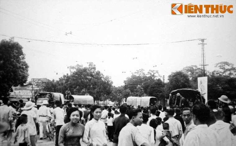  Nhân dân đứng quanh xe bộ đội tại ngã năm Bờ Hồ.