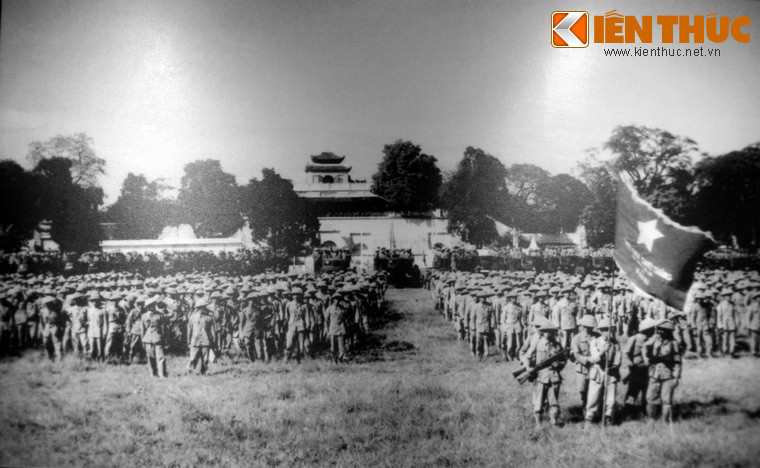  Đoàn quân Việt Minh chuẩn bị làm lễ chào cờ phía trước cửa Đoan Môn của thành Hà Nội. 
