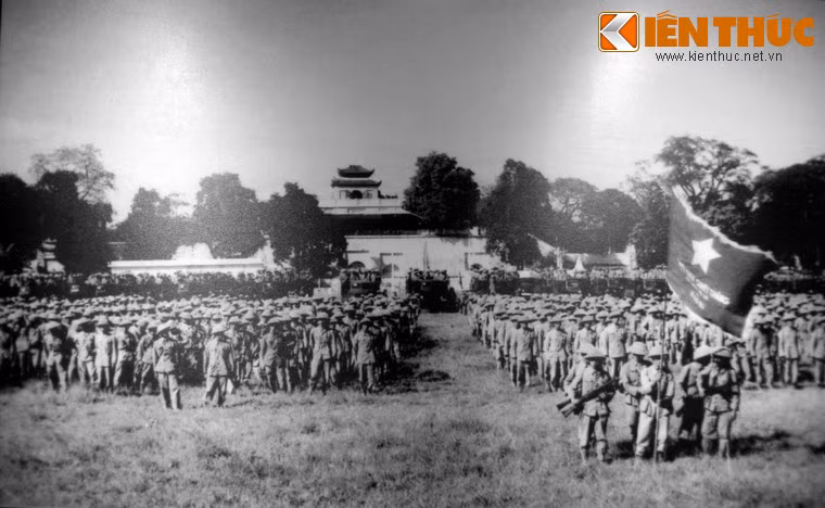  Đoàn quân Việt Minh chuẩn bị làm lễ chào cờ phía trước cửa Đoan Môn của thành Hà Nội. 
