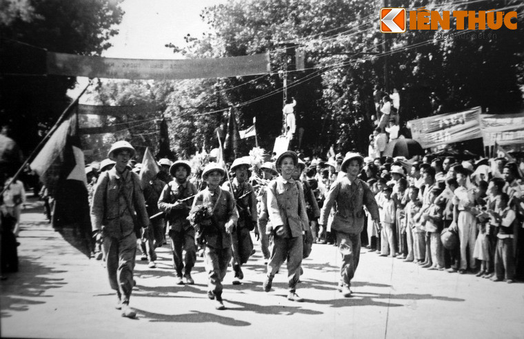  Đoàn quân giải phóng trên đường Đinh Tiên Hoàng, bên bờ hồ Gươm. 