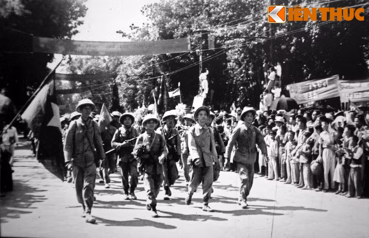  Đoàn quân giải phóng trên đường Đinh Tiên Hoàng, bên bờ hồ Gươm. 