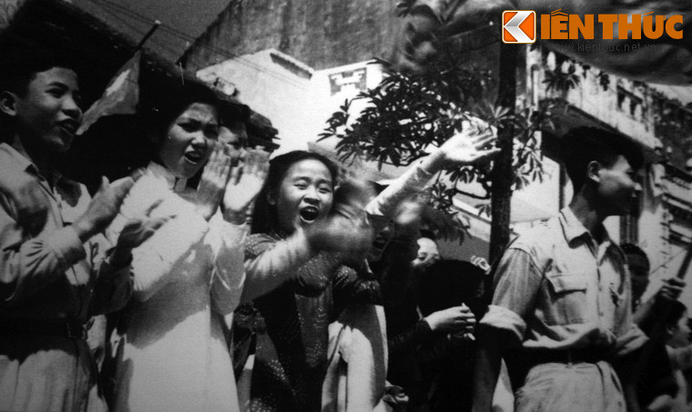  Học sinh Hà Nội chào mừng đoàn quân tiếp quản Thủ đô. 