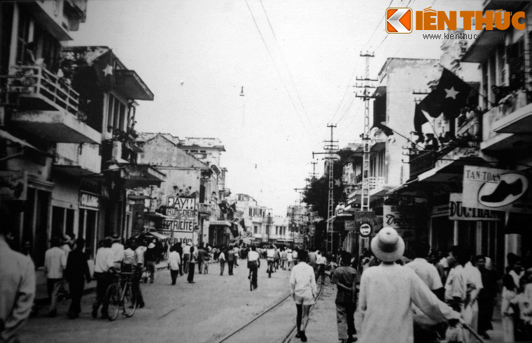  Nhân dân Hà Nội tràn ra đường phố sau khi quân Pháp rút khỏi Hà Nội. 