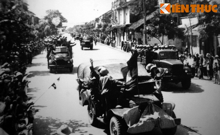  Đoàn văn công quân đội (trưởng đoàn là nhà thơ Hoàng Cầm) đi trên đường Duy Tân (ngày nay là phố Huế). 